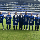 Leonel Álvarez (c) junto a los miembros de su cuerpo técnico en la llegada a Emelec