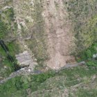 La quebrada que colinda con el río Guambi se ha convertido en un botadero de todo tipo de escombros.