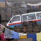 Un grupo de personas ciajan en un transporte en el barrio Pamplona Alta, a las afueras de Lima (Perú).