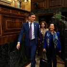 El presidente del Gobierno español, Pedro Sánchez, flanqueado por la ministra de Defensa de España, Margarita Robles y la ministra de Presupuesto de España, María Jesús Montero, llega a la cámara baja española.