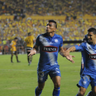 Ángel Mena (i) festeja uno de sus goles en el estadio Monumental con la camiseta de Emelec