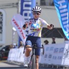 El festejo de Nahomi Játiva tras ganar la última etapa de la Vuelta al Ecuador y coronarse campeona prejuvenil.