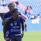 Keny Arroyo festeja un gol con el negriazul.