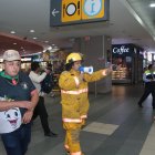 Un guía indica a través, de megáfono, la ruta de evacuación en el Terminal.