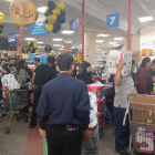 Las cajas de una cadena de supermercados de Cuenca lucieron abarrotadas de personas que realizaba sus comprar en el "black friday".
