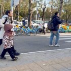 Una madre camina con su hijo camino a la escuela, en Pekín. El país, que en 2023 cedió a la India el título de nación más poblada del mundo, según la ONU