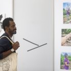 El curador de la exposición Womens Society, Alay Fuentes, observa algunas obras de la muestra Aliuneaciones al límite.