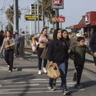 Varios compradores regresan a la frontera entre Estados Unidos y México con sus adquisiciones en San Ysidro, California, el 26 de noviembre de 2024.