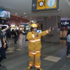 Directrices. Guías orientaban para evacuar a una ciudadanía extrañada por las sirenas. Muchos no sabían del simulacro, otros no lo tomaron con seriedad e ignoraban.