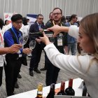 Una mujer sirve vino durante la "Jornada de Gastronomía y Vinos de España 2024