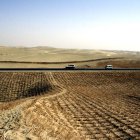 Furgonetas recorren un tramo del desierto de Taklamakan, en el noroeste de la región autónoma china de Xinjiang.