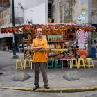 Un vendedor informal ofrece sus productos en una calle, el 13 de noviembre de 2024 en Caracas (Venezuela).