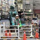 Un grupo de operarios trabaja en la reconstrucción de calzadas y vías públicas en el distrito de Wenshan, Taipéi (Taiwán).