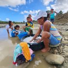 El acto de lavar es un ritual que conecta a las mujeres con su herencia.
