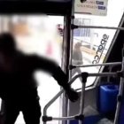 El atraco quedó registrado en la cámara del bus.