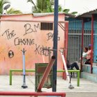 En el lugar del tiroteo, vecinos colocaron una vela por los fallecidos en Durán.