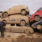 Manuel Rubio, de 65 años, que se ha desplazado desde su pueblo, Motilla del Palancar (Cuenca), para buscar su coche, un Peugeot-407 al que se llevó la dana el pasado 29 de octubre en Benetússer, donde se encontraba pasando unos días tras la boda de su hijo. EFE/ Villar López