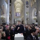 Inivtados y trabajadores de la reconstrucción de Notre-Dame escuchan el discurso del presidente Emmanuel Macron en la nave de la catedral, el 29 de noviembre de 2024.