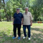 Fotografía del 3 de noviembre de 2024 de Pedro Solans (i) y Leopoldo "Teuco" Castilla, fundadores de los Bosques de la Poesía, en Carlos Paz, un bosque en la Ciudad de Villa Carlos Paz en provincia de Córdoba (Argentina). ‘Poesía contra la devastación del planeta’ es el lema de un grupo de escritores argentinos que crearon en 2020 el primer Bosque de la Poesía en la localidad de Carlos Paz, en respuesta a los incendios provocados y con el fin de convertir la naturaleza en sujeto de derecho. EFE/Esther Rebollo