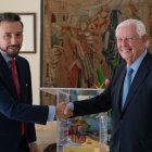 El embajador de España en Panamá, Guzmán Palacios (i), saluda al creador de la iniciativa de las audioguías, Luis Blas Arioto, durante la presentación de las audioguías sobre Panamá Viejo, en la residencia del Embajador de España