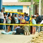 La Policía acordonó el área. Familiares llegaron a reconocer a la víctima.