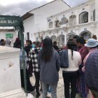 Los familiares de la mujer fallecida llegaron a la morgue a llevarse el cuerpo, en medio de la consternación.