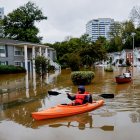 Candice Ocvil (i) y Jibri Tolen (d), residentes de Peachtree Park, remando a través de las aguas de la inundación después de que la tormenta tropical Helene atravesó Atlanta, Georgia (EE.UU.).