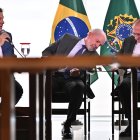 El presidente de Brasil, Luiz Inácio Lula da Silva (c), habla con el vicepresidente de Brasil, Geraldo Alckmin (d), junto al ministro de Hacienda, Fernando Haddad, durante la sanción de un proyecto de ley para fortalecer la agricultura familiar este miércoles, en el Palácio del Planalto en Brasilia (Brasil).
