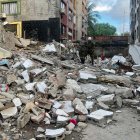 Rescatistas trabajan en un edificio que se desplomó este jueves, en Barranquilla (Colombia).