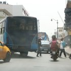Buses. En las unidades urbanas y de la Metrovía es común que el esmog cubra las placas. El caso es repetitivo.