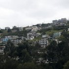 Población. Guamaní, Quitumbe y El Condado son las únicas parroquias urbanas que tienen más de 100.000 habitantes. Juntas representan alrededor del 18 % de la población.