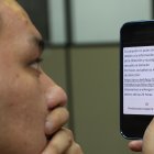 Tecnología. En una foto referencial un persona ve uno de los mensajes que en realidad son estafas.