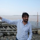 Rafael Espinosa, presidente del Colegio de Ingenieros Navales del Ecuador, junto al río Guayas.