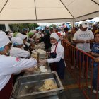 Ciudadanos acudieron hasta una plaza comercial en La Aurora para degustar del encebollado, la mañana de este sábado 30 de noviembre.