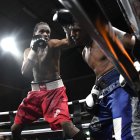 Carlos Mina, en su regreso al ring, conectó fuertes golpes sobre Diego Quiñónez.