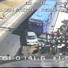 El choque entre el auto y el bus de transporte público dejó una persona herida.