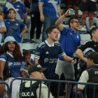 Hinchas de Emelec reprochan el rendimiento del equipo en la temporada 2024.