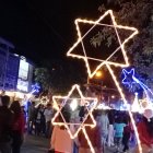 En el barrio Las Cruces, las luces iluminan las calles. O bien cuando llega la luz o con ayuda de generadores.