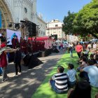 Se trajo un coro de adolescentes para este evento.