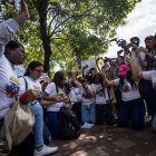 Personas protestan en Caracas para pedir por la liberación de sus familiares detenidos tras las elecciones presidenciales de julio pasado.