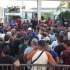Migrantes se reúnen este domingo 1 de diciembre en una de las principales plazas en la ciudad de Tapachula, en el estado de Chiapas (México).