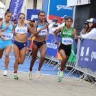 Rosalba Chacha (segunda desde la izquierda) durante la prueba de media maratón, relevos mixtos.