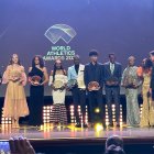 Daniel Pintado (d) durante la gala en Mónaco, junto al resto de finalistas para el galardón.