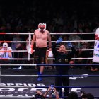 El Nine en medio de uno de los descansos de la pelea que consistió de tres rounds, de dos minutos de tiempo cada uno. Su físico y la altura no lo ayudaron mucho.