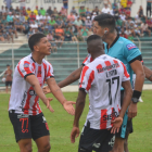 Jugadores de técnico Universitario reclaman al árbitro en el partido ante El Nacional por la fecha 15 de la segunda fase de LigaPro