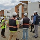 Labor. Un grupo de profesionales en una obra, el gremio de trabajadores dicen que ellos también merecen un incremento de salario.