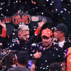 Kaviedes (d) luego de proclamarse campeón del desafío boxístico ante Armando Paredes la noche del sábado 30 de noviembre.