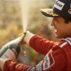 Gabriel Leone interpretando a Ayrton Senna en la nueva serie de Netflix "Senna".