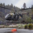 Un aeronave con el sistema Bambi Bucket ha sido desplegada para el incendio forestal en Cerro Azul, en Guayaquil.