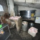 lEl escenario observado en el asadero de pollos en Cuenca ha causado indignación colectiva.